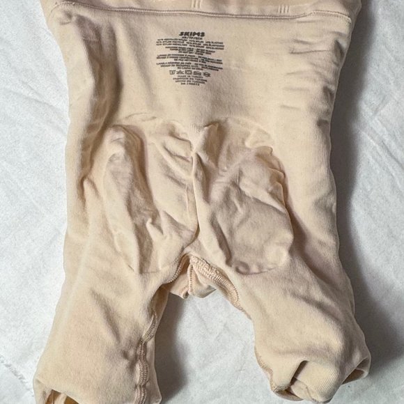 SKIMS - Seamless Sculpt Mid Thigh Short | Color: Sand | Size: X-SMALL | NWOT - Picture 8 of 10